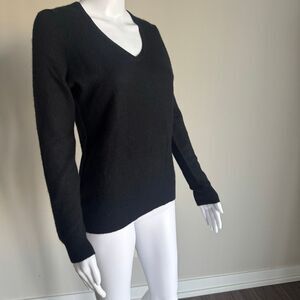 100% Cashmere V-Neck Sweater CBK Style Black